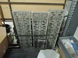 une pile de caisses dans un entrepôt, avec des cartons par terre