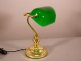 une lampe verte posée sur une table