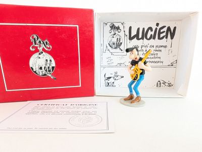 une figurine représentant un homme avec une guitare devant une boîte rouge