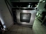 une photo d'une cuisine avec une cuisinière dedans