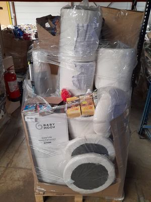 de nombreux rouleaux de papier toilette dans un chariot dans l'entrepôt