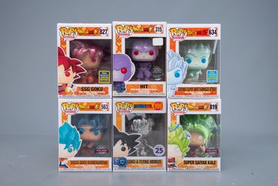 cinq figurines « Dragon Ball Pop » en vinyle différentes sont alignées