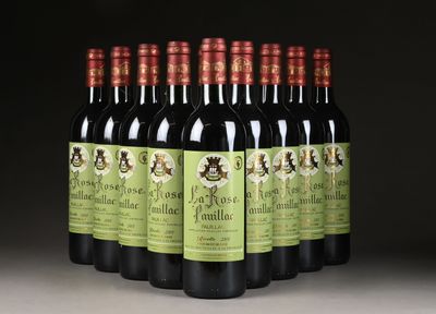 six bouteilles de vin rouge sont alignées