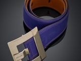 un gros plan sur une ceinture violette ornée d'une boucle argentée