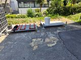 deux palettes qui sont posées sur le bord de la route