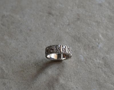 une bague en argent posée sur une table