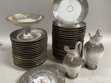 beaucoup d'assiettes et de vases sur la table