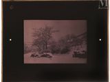 une photo d'une photo en noir et blanc représentant un paysage enneigé