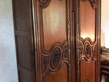 une grande armoire en bois dans le coin d'une pièce