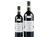 deux bouteilles de vin posées l'une à côté de l'autre sur une surface blanche