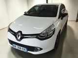 la voiture blanche est garée dans le garage de l'immeuble