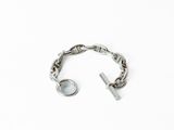 bracelet en argent avec une chaîne et un fermoir sur fond blanc