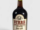 une bouteille de vin posée sur une table