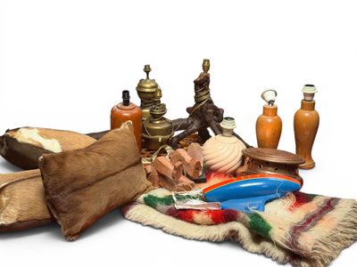Lot de BIBELOTS divers comprenant pieds de lampes, tapis, co…