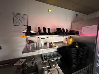 une photo d'une cuisine avec de nombreux objets sur les étagères