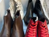 Quatre paires de chaussures pour homme sont alignées sur une boîte