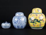 cinq types différents de vases et de coupes posés sur un fond noir