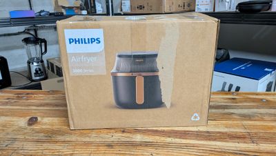 une boîte sur laquelle figure l'image d'une friteuse à air chaud