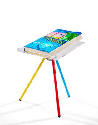 un livre posé sur une table