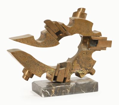 sculpture en bronze représentant une roue dentée posée sur un socle en marbre, sur fond blanc