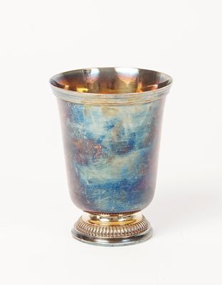 une coupe en argent ornée d'un motif bleu et or