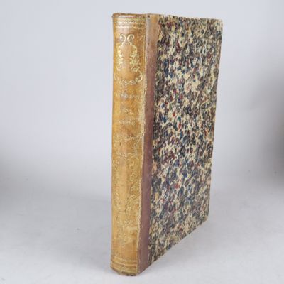 un vieux livre posé sur une surface blanche