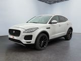 un SUV Jaguar blanc garé dans une grande pièce