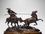 une statue en bronze représentant deux hommes à cheval accompagnés d'un chien