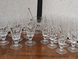 beaucoup de verres à vin vides sur la table