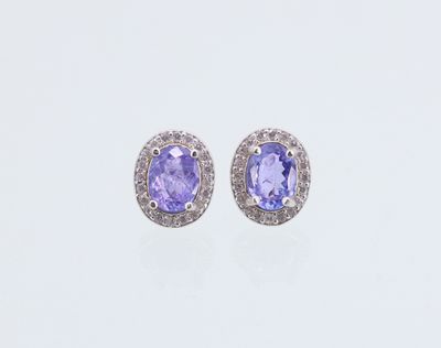 une paire de boucles d'oreilles en tanzanite et diamant