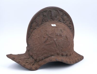 un vieux casque est posé sur une surface blanche