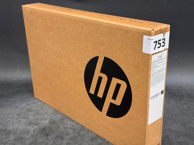 un gros plan d'une boîte marron sur laquelle figure un logo HP noir