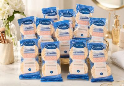 un gros plan sur une pile de biscuits posés sur un plan de travail