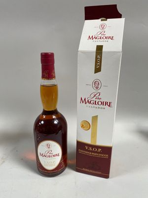 La bouteille de Maclote se trouve à côté d'un carton de vin.