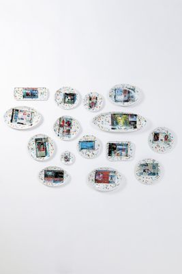 beaucoup d'assiettes décorées d'images accrochées au mur