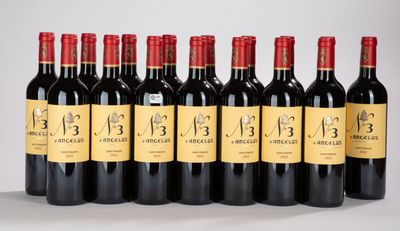 six bouteilles de vin rouge sont alignées
