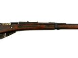 un gros plan d'un fusil sur un fond blanc avec un fond blanc