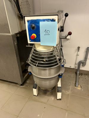 une photo d'un mixeur dans une cuisine, avec une étiquette à l'arrière