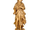 une image représentant une statue en bois d'une femme tenant un oiseau