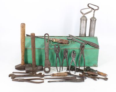 many tools that are sitting on a green box