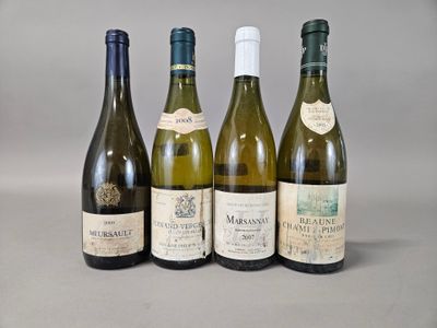 quatre bouteilles de vin sont alignées sur une table