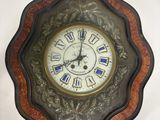 une horloge avec des chiffres romains sur le cadran