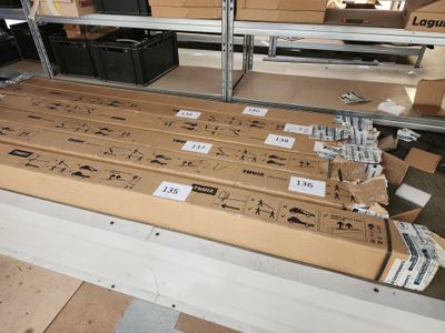 un grand nombre de boîtes posées sur une table