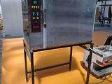 une machine posée sur une table dans une pièce