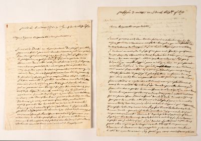 deux feuilles de papier ancien, couvertes d'écriture, posées l'une à côté de l'autre