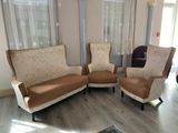 trois fauteuils et un canapé dans un salon