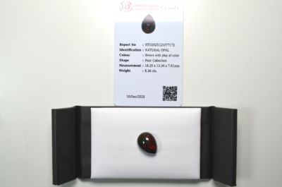 Une opale, cabochon forme poire, marron avec nuances de coul…
