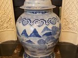 un grand vase bleu et blanc posé sur une table