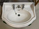 un lavabo blanc qui se trouve dans une pièce