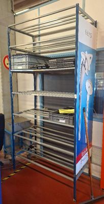 une étagère métallique sur laquelle sont posés tout un tas d'objets